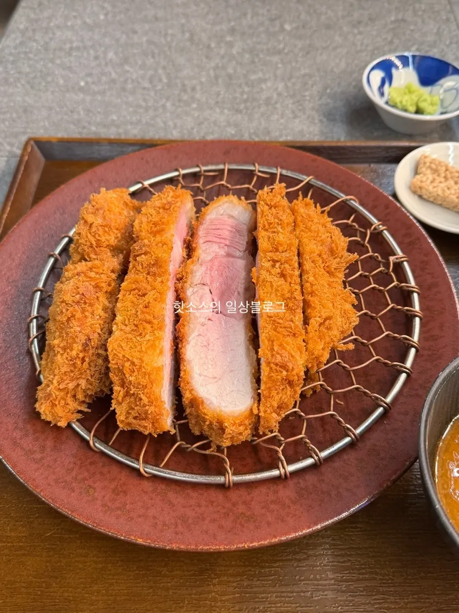 도톰하게 튀겨진 상로스카츠 단면