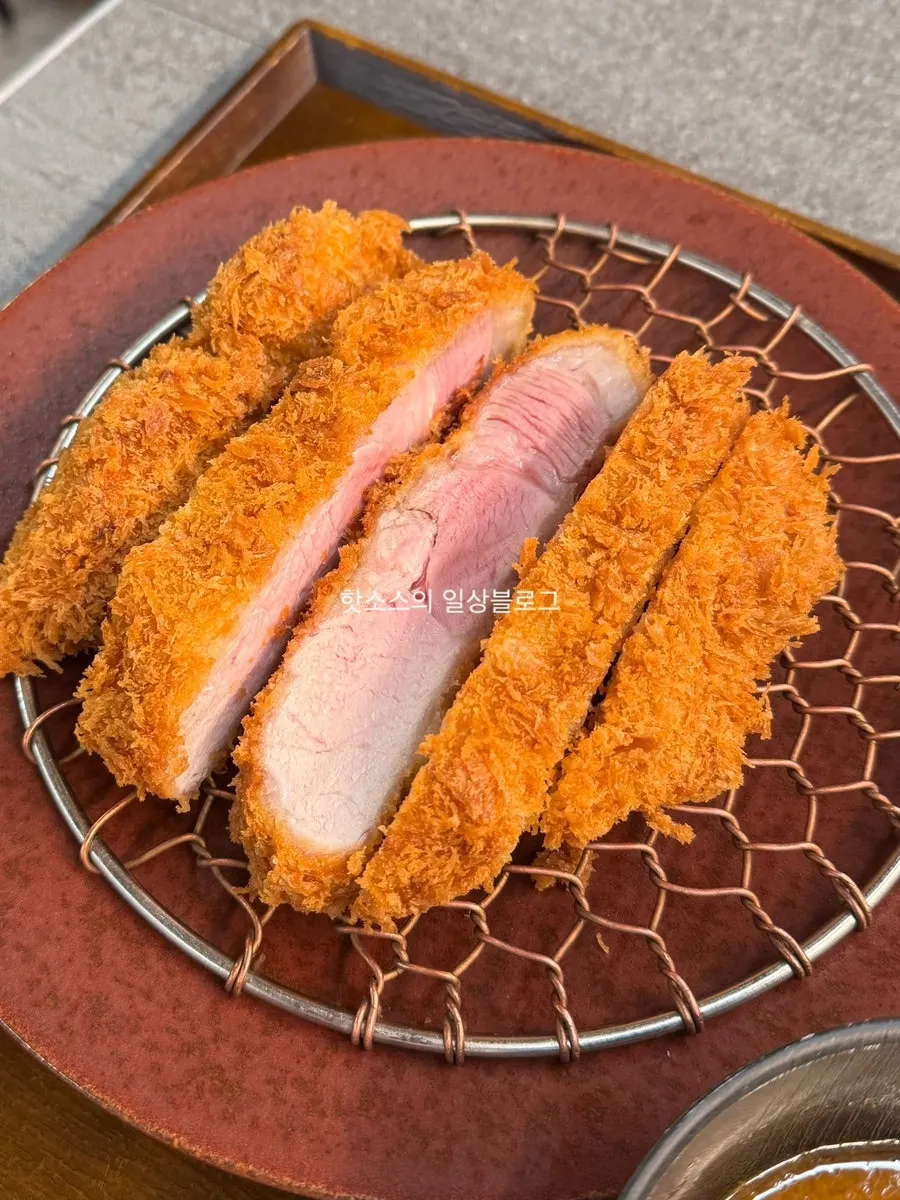 젓가락으로 집어 든 상로스카츠 한 점