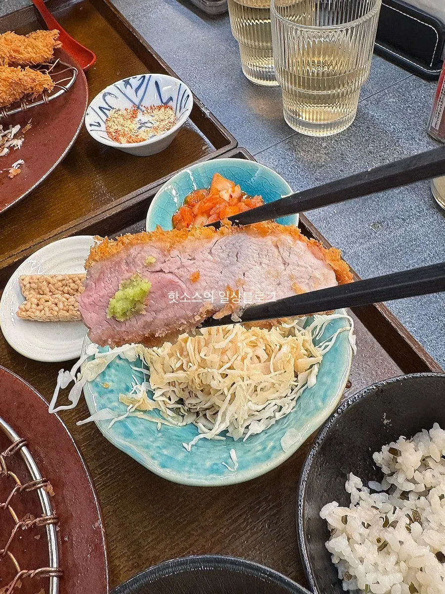 테이블에 준비된 소금과 와사비 등 소스