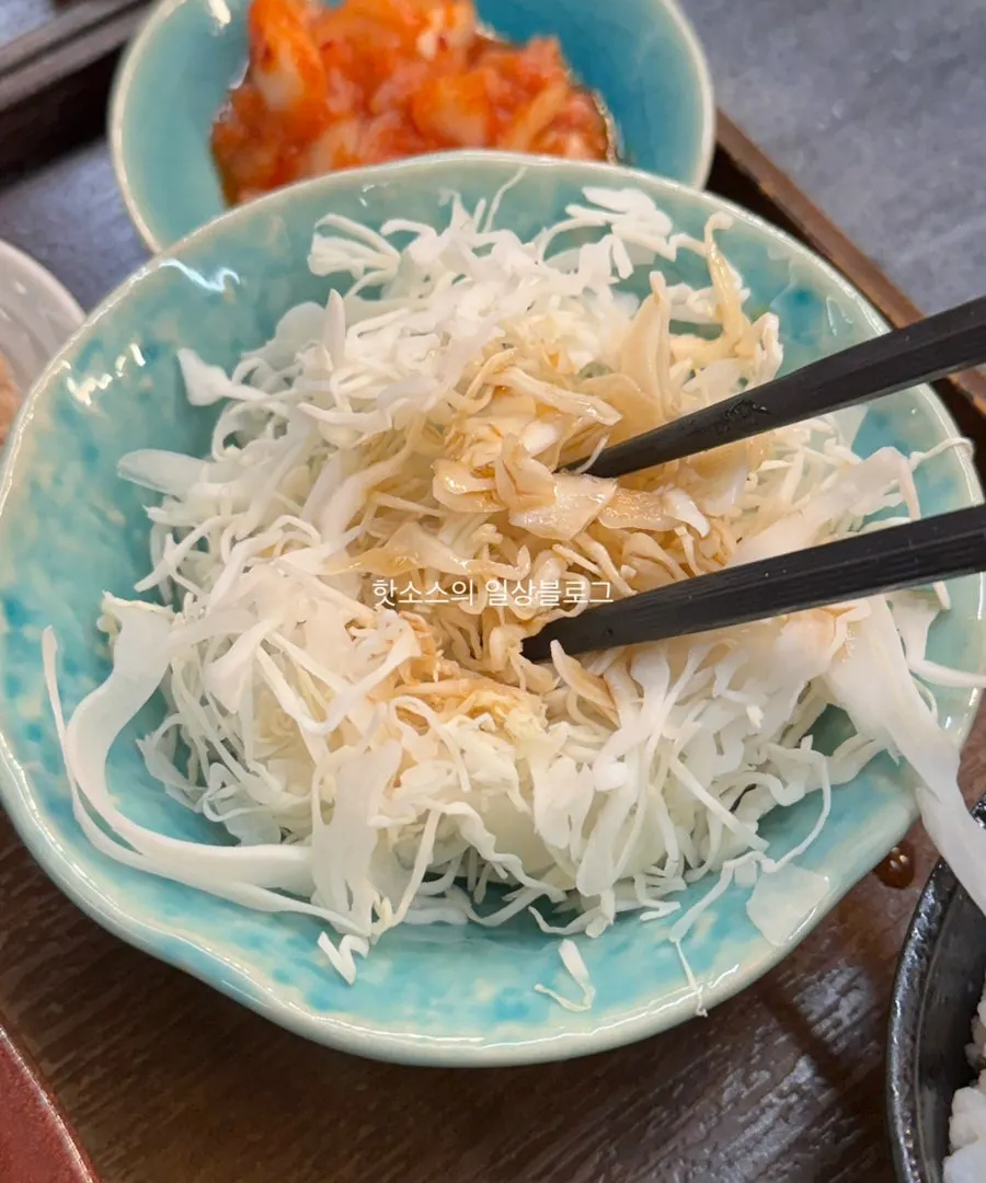 양배추와 밥, 국이 함께 나온 돈카츠 한상