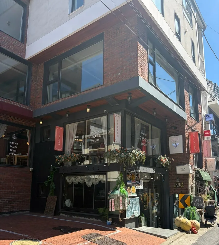 Hôtel de Couture exterior on level 1.5 in Yeonnam-dong