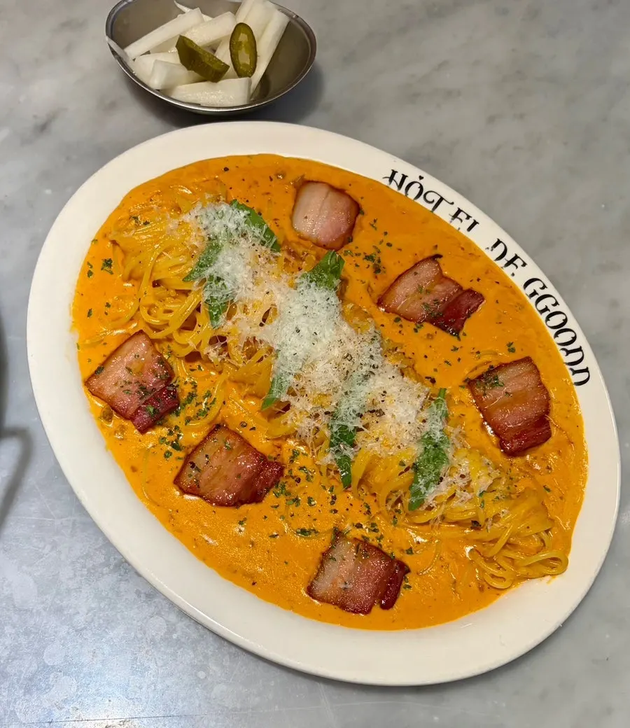 Thick rosé sauce and whole bacon