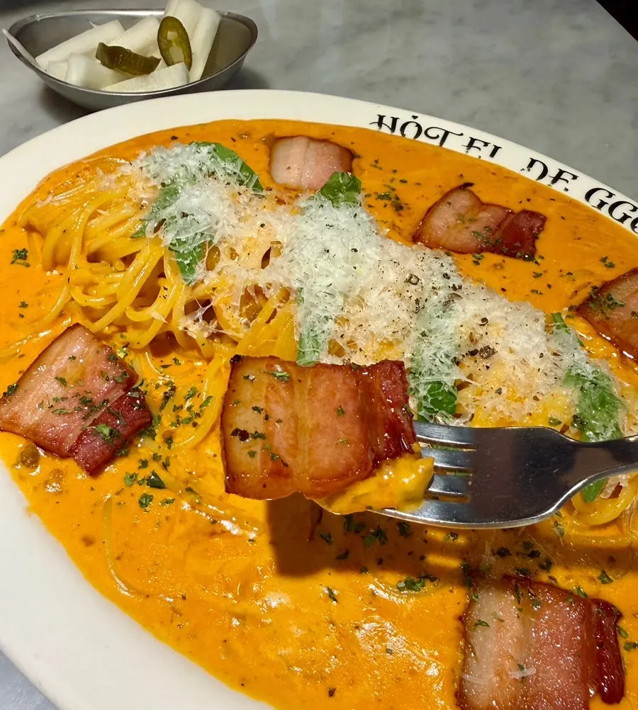 Rosé pasta with bacon