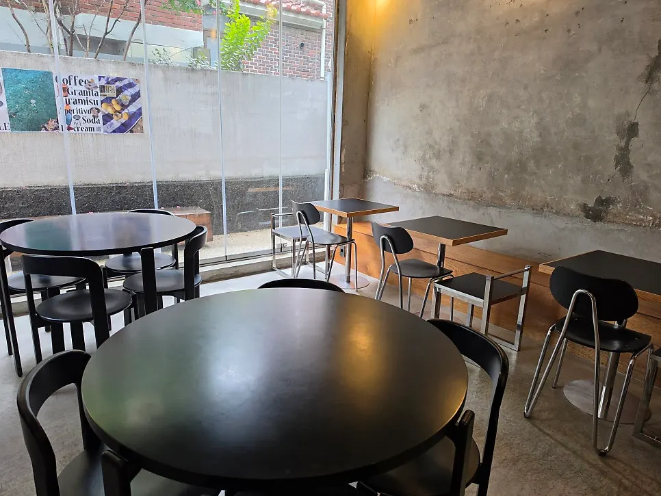 햇빛이 드는 통창 쪽 좌석