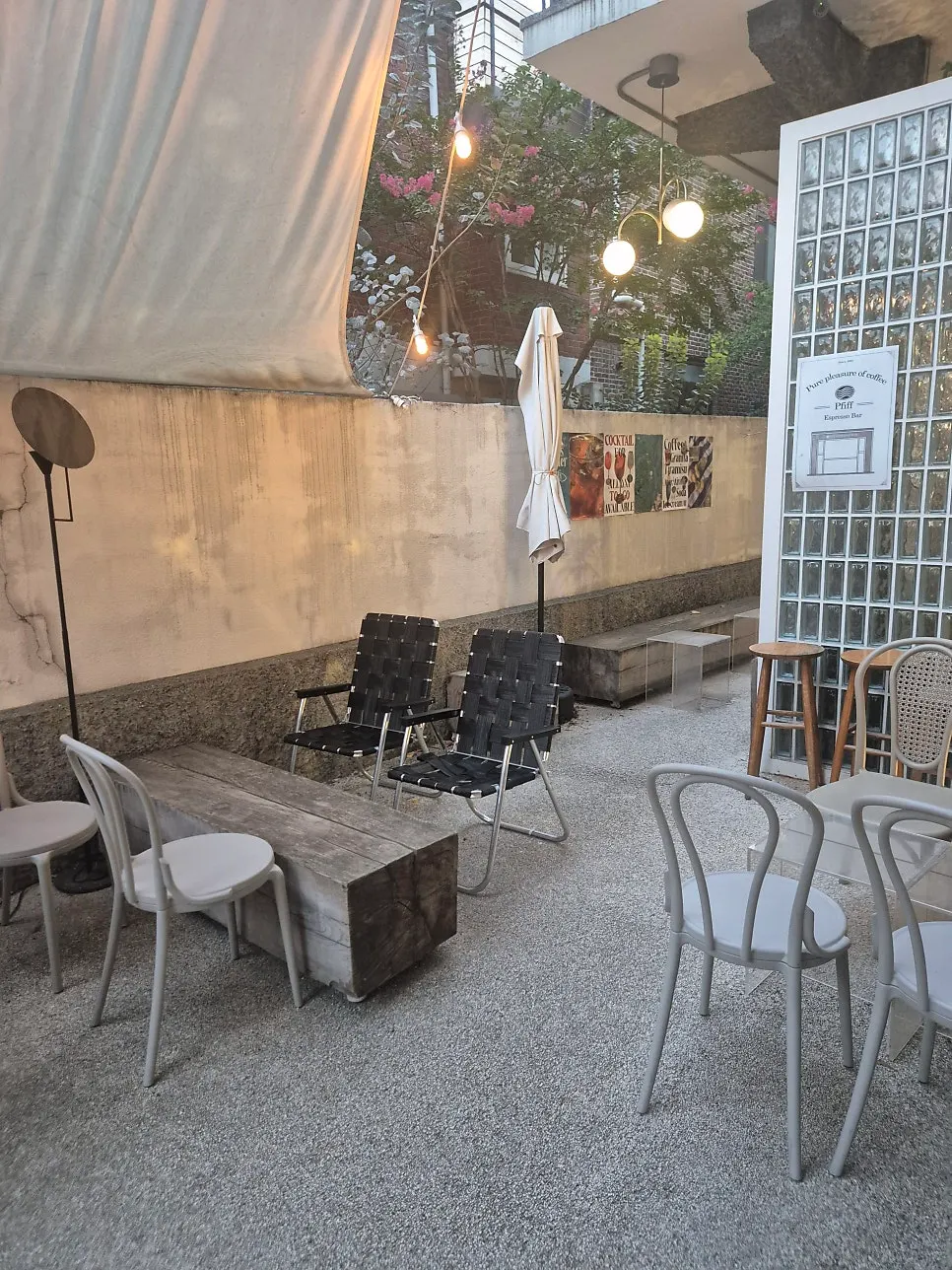 선선한 날 카페 야외석 풍경