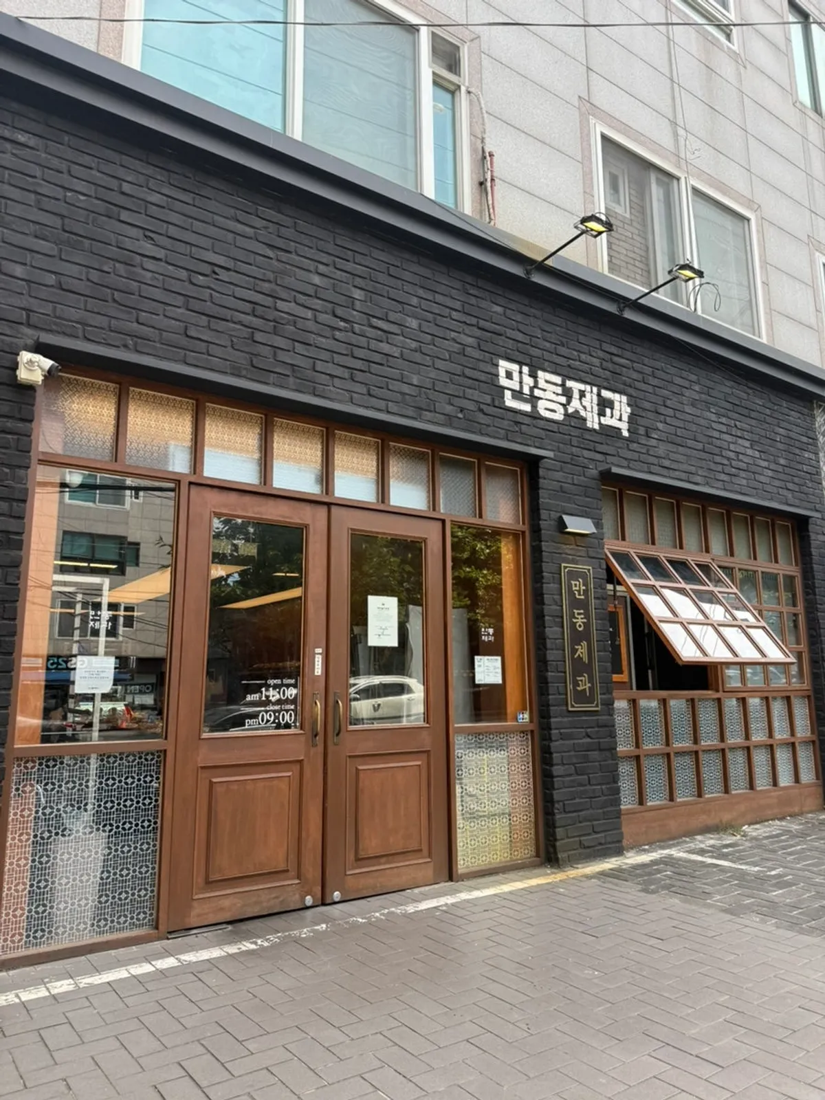 Mandong Jegwa Yeonnam Branch bakery in Yeonnam-dong