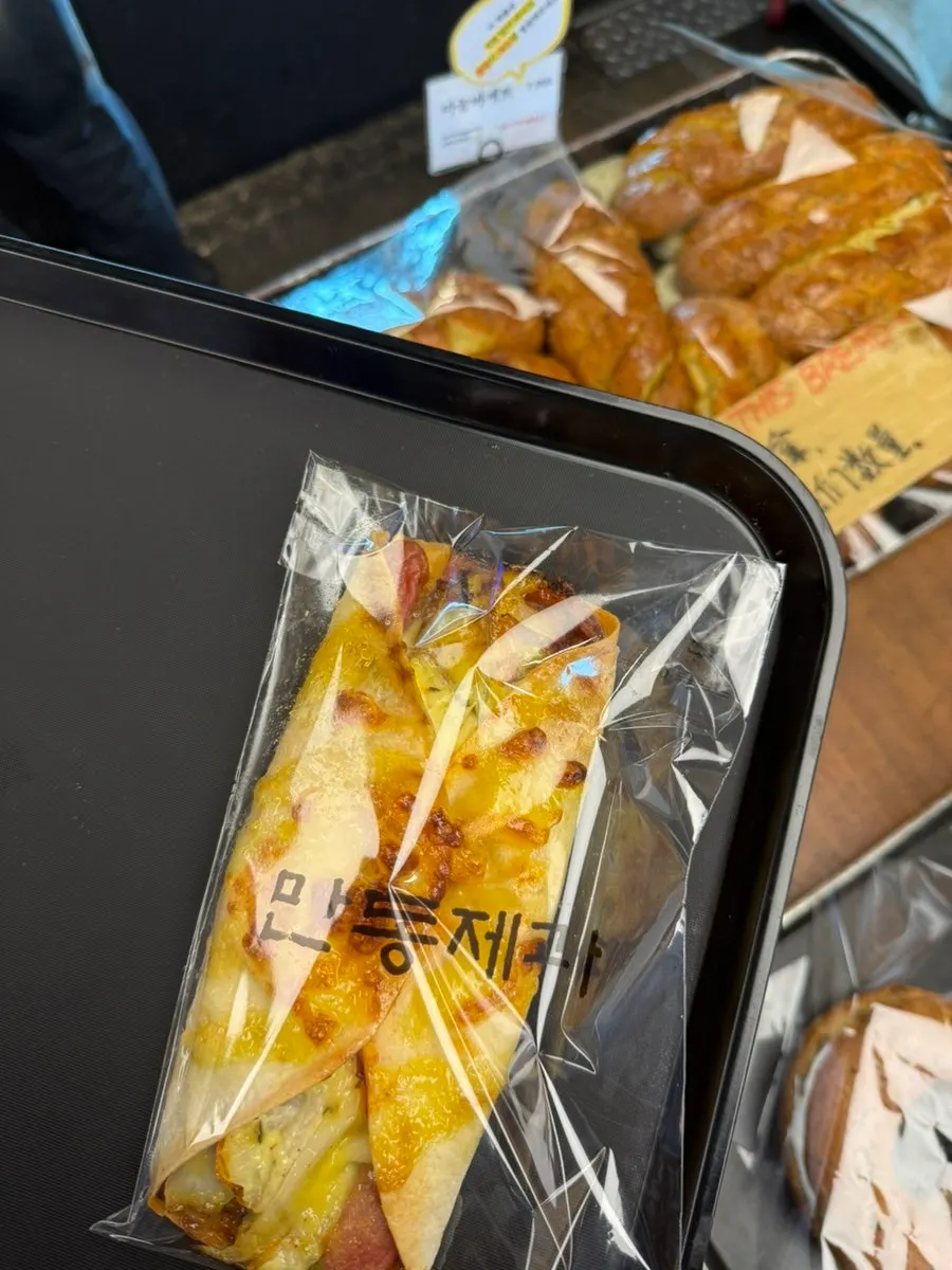 Takeaway garlic baguette snack