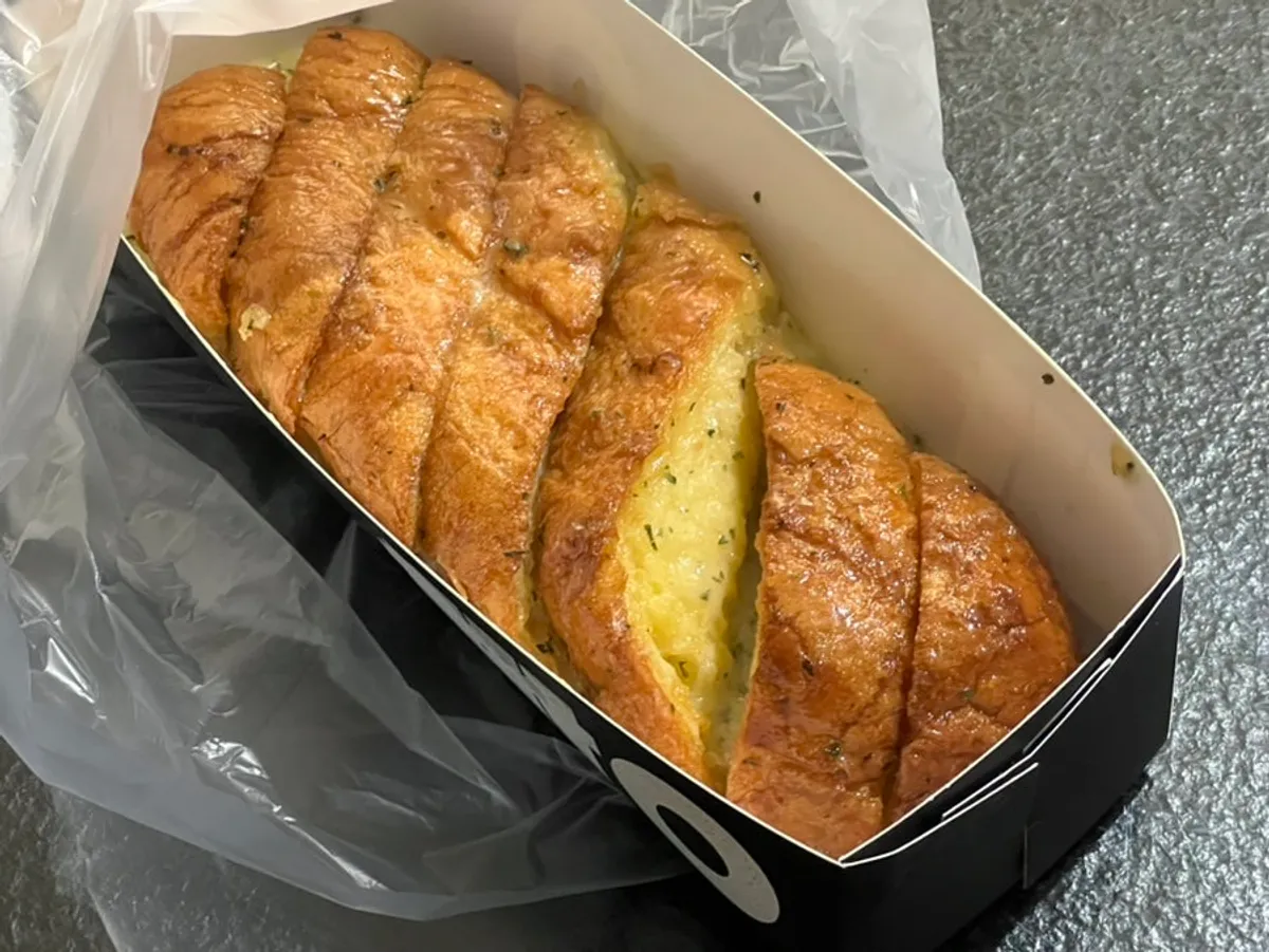 Mandong Jegwa's signature garlic baguette