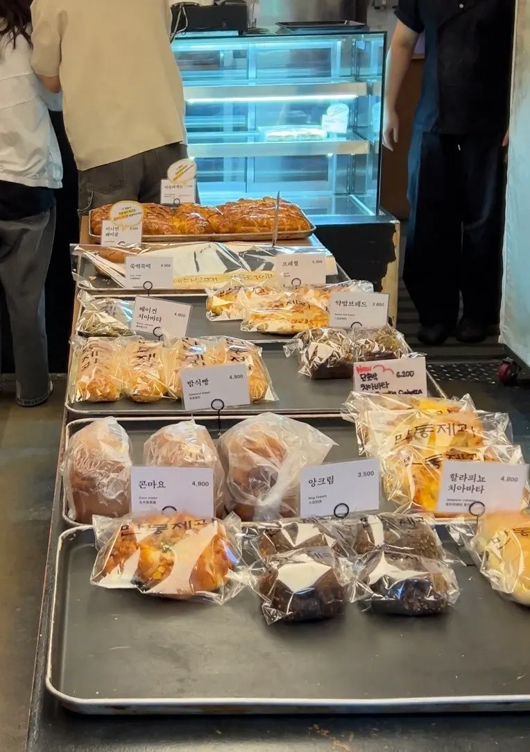 Mandong Jegwa's signature garlic baguette