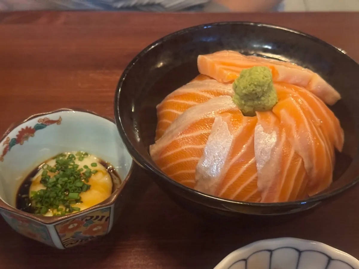 Sake-don topped with thick slices of salmon