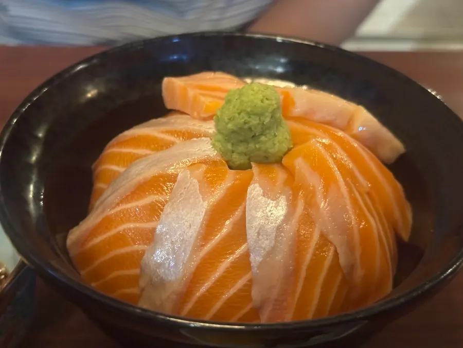 Glossy salmon rice bowl