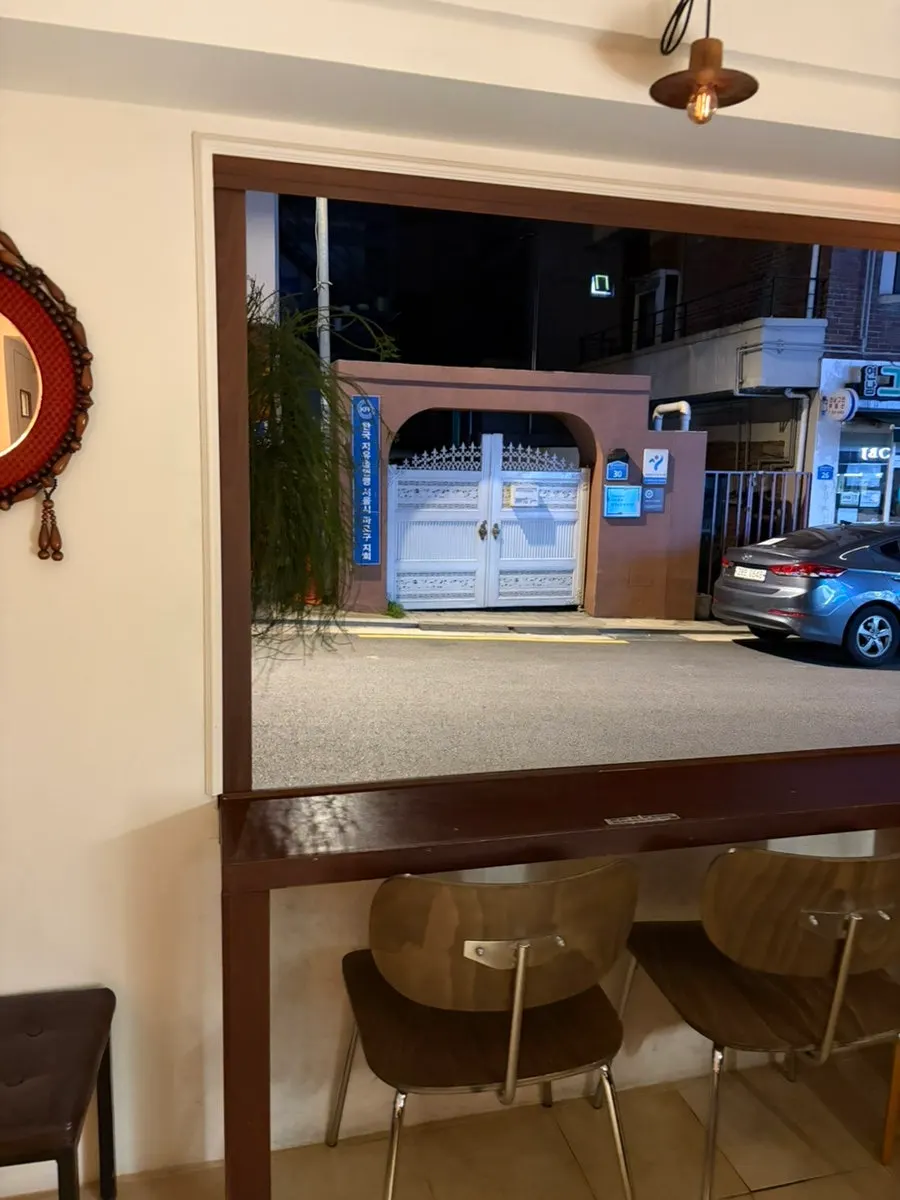 안쪽 소파 좌석과 2인용 테이블