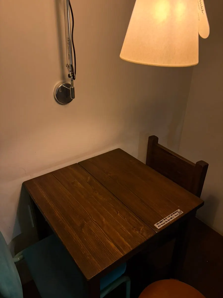 산장 느낌의 조명과 원목 의자 인테리어