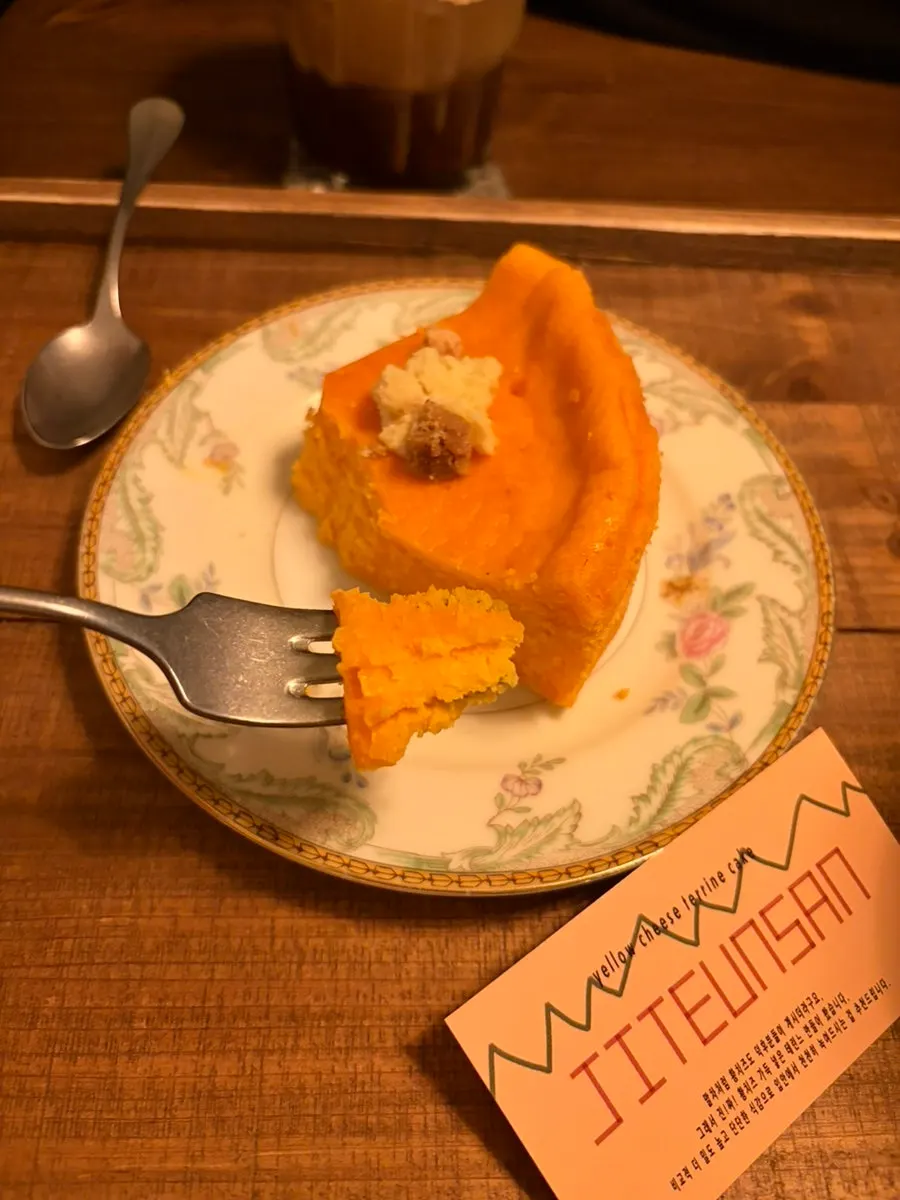 접시에 담긴 황치즈 테린느 케이크