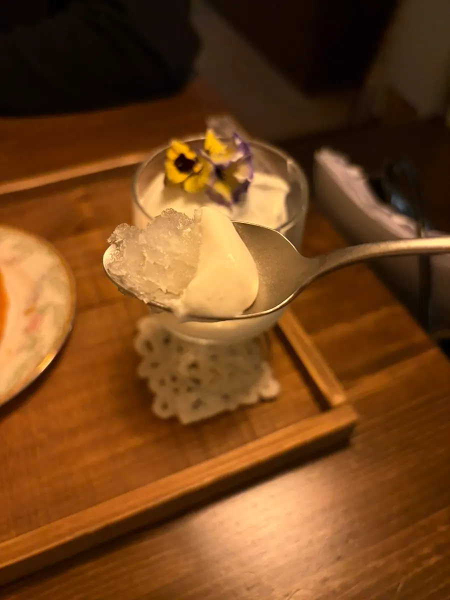 식용꽃을 올린 레몬크림셔벗 클로즈업