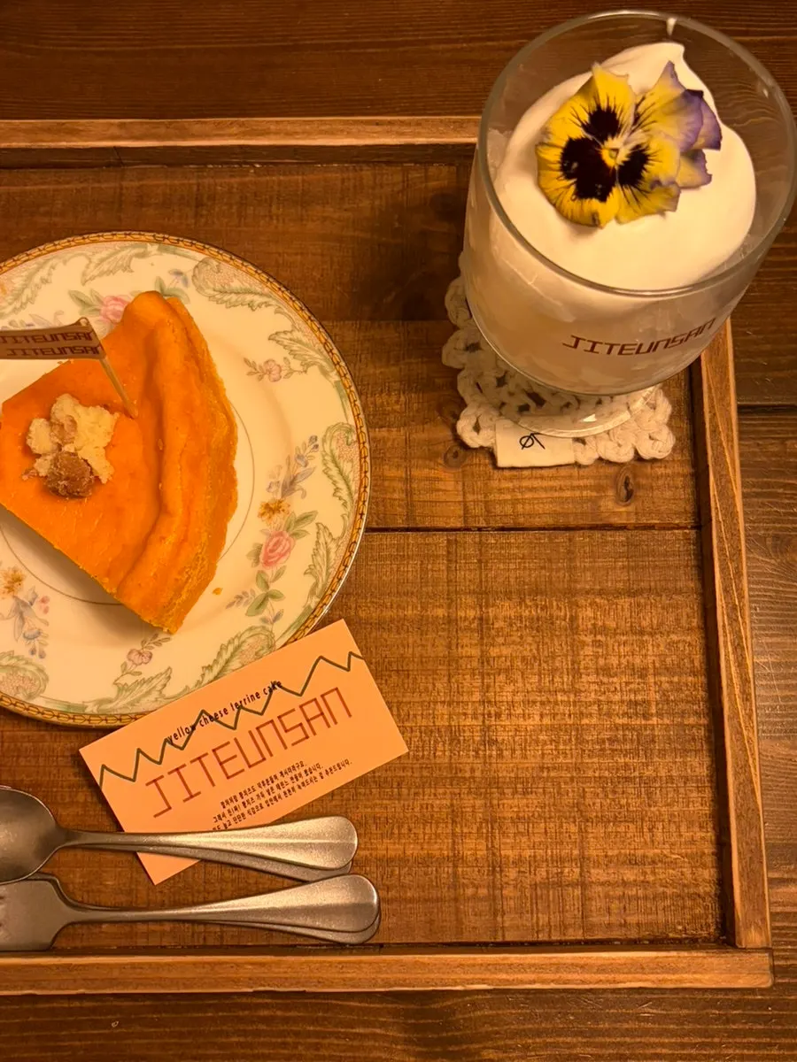 짙은산 테이블에 놓인 케이크와 잔