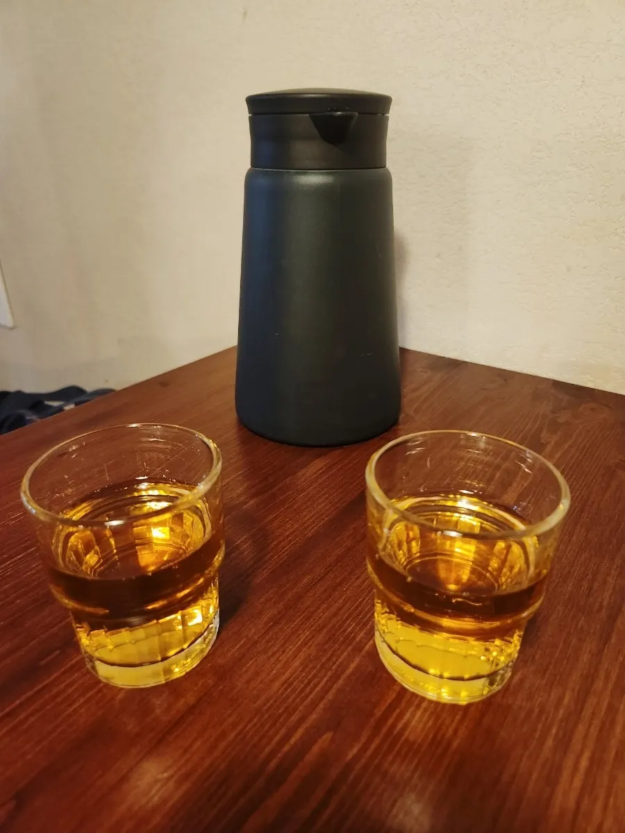 보리차와 기본 반찬이 놓인 테이블 세팅