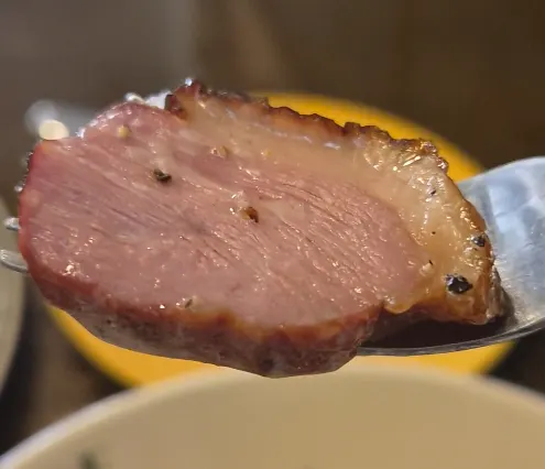 리조또와 샐러드를 함께 놓은 테이블