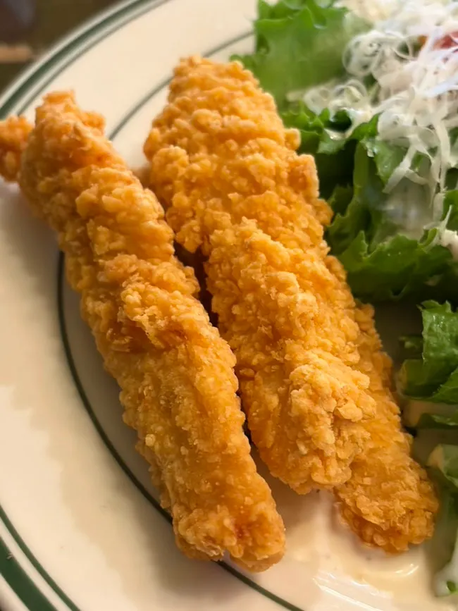 치킨텐더가 큼지막하게 올라간 치킨텐더시저샐러드