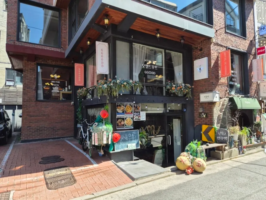연남동 거리에서 본 오뗄드꾸뜨 건물