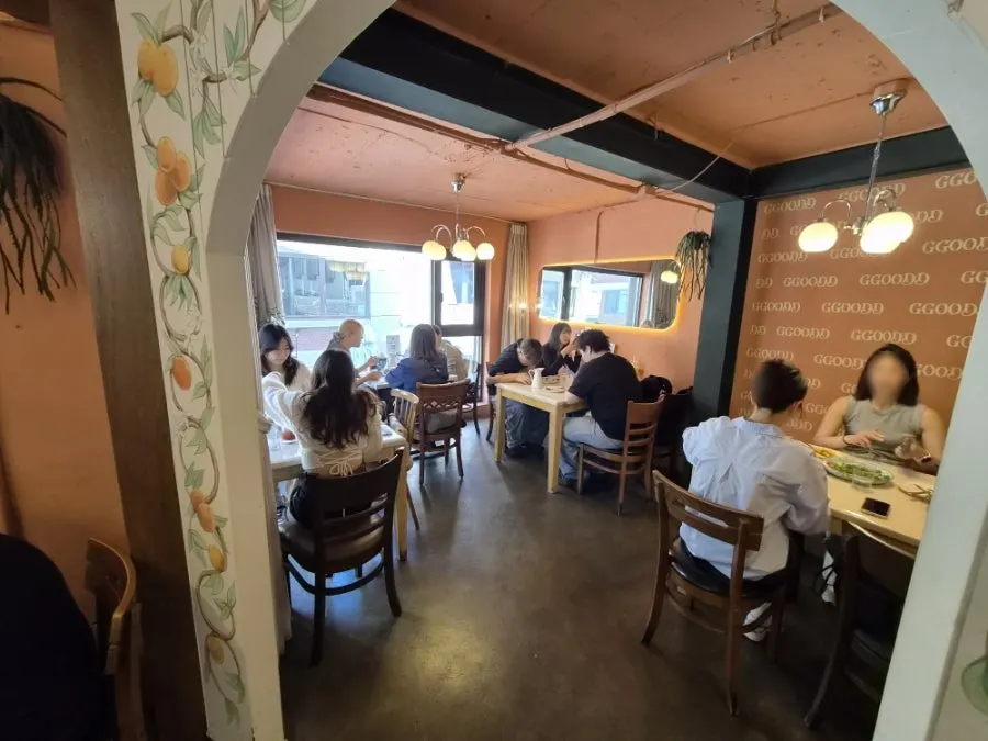 오뗄드꾸뜨 테이블과 창가 자리