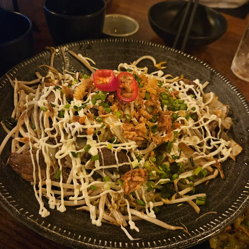 A stir-fry snack with bulgogi and bean sprouts together