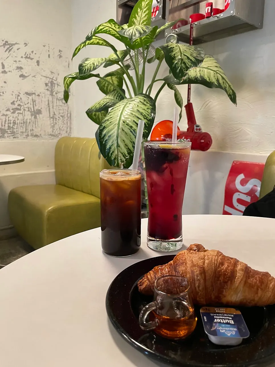 メープルシロップとバターが一緒に出てきたバタークロワッサン