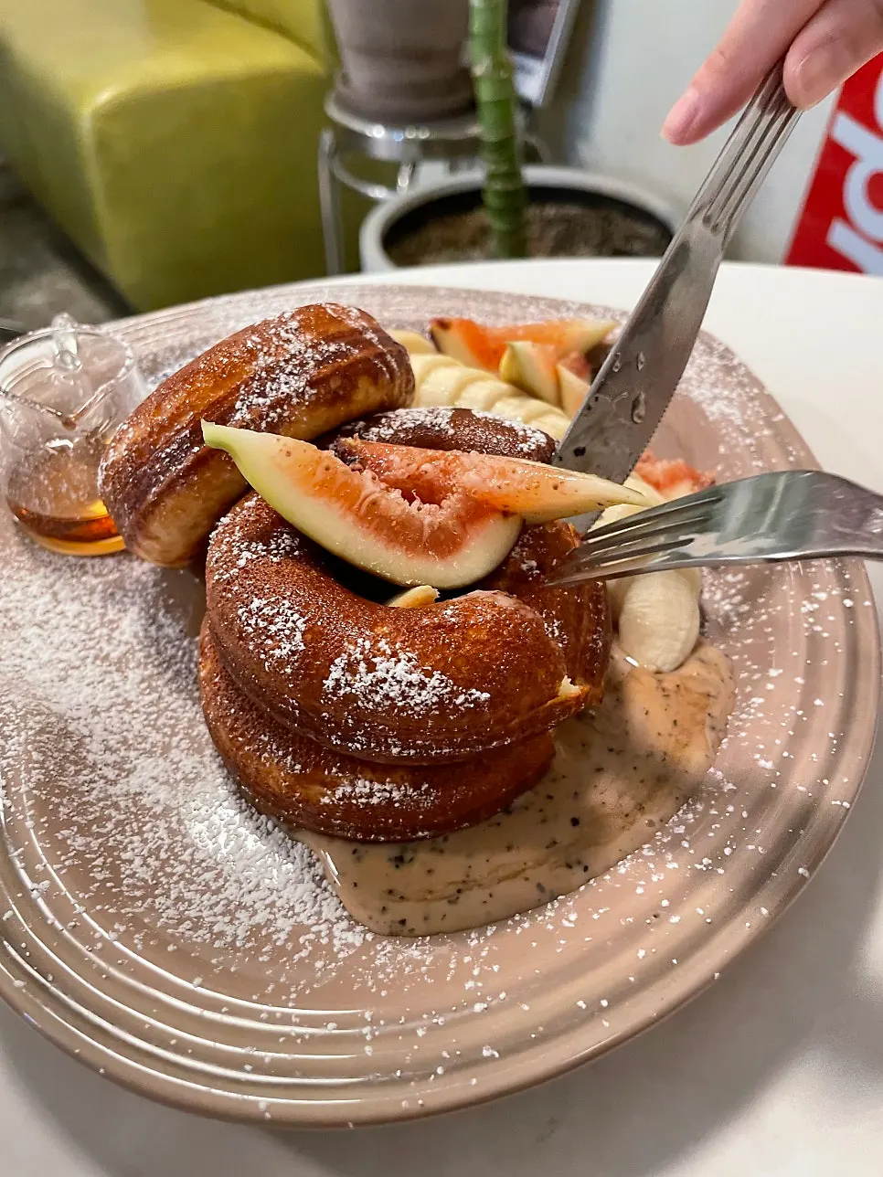 ふわふわのパンケーキの上によく熟した生イチジク