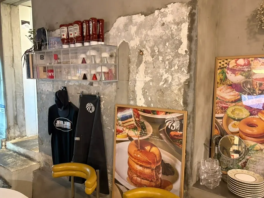은은한 조명의 잼잼 좌석 공간