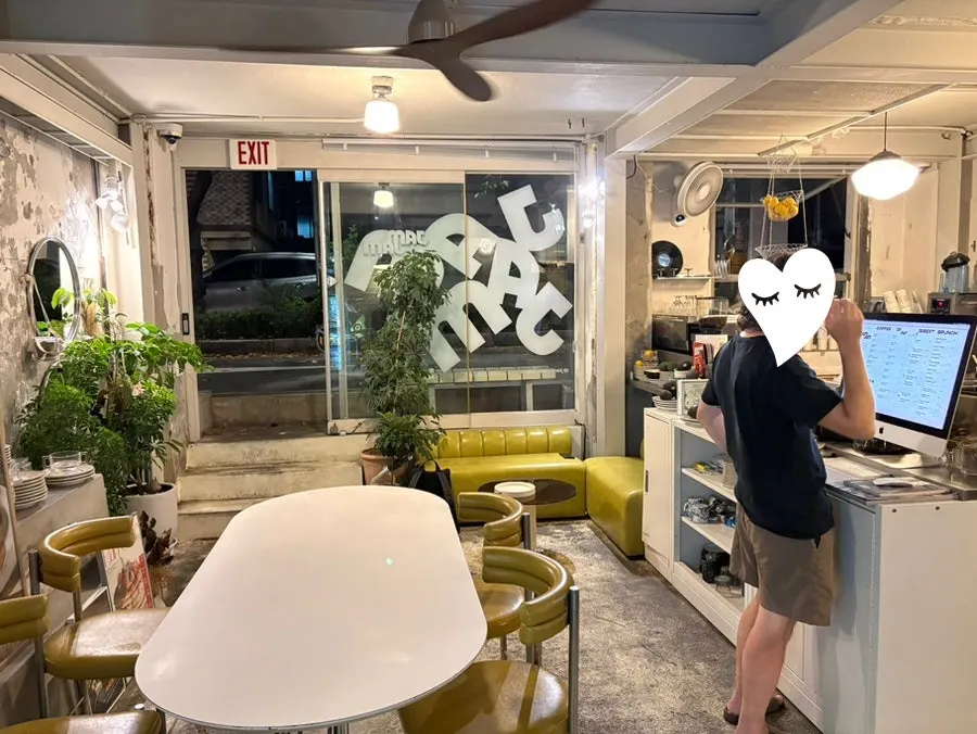 잼잼 카페 좌석과 창가
