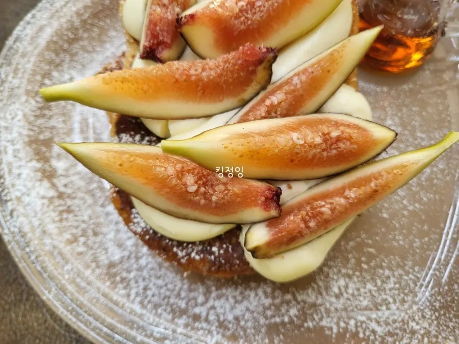 두꺼운 프렌치토스트 두 장 플레이팅