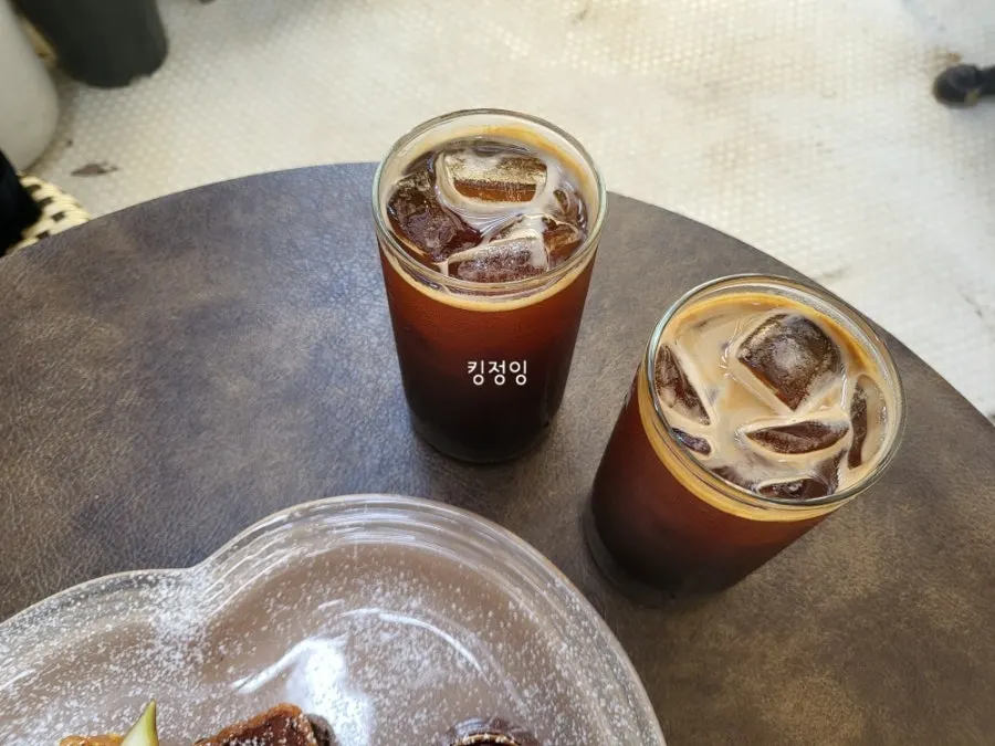 시럽을 뿌린 프렌치토스트와 커피