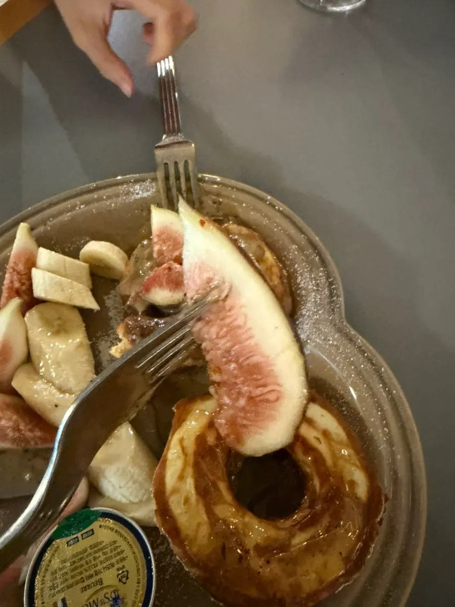 무화과가 올라간 팬케이크 클로즈업