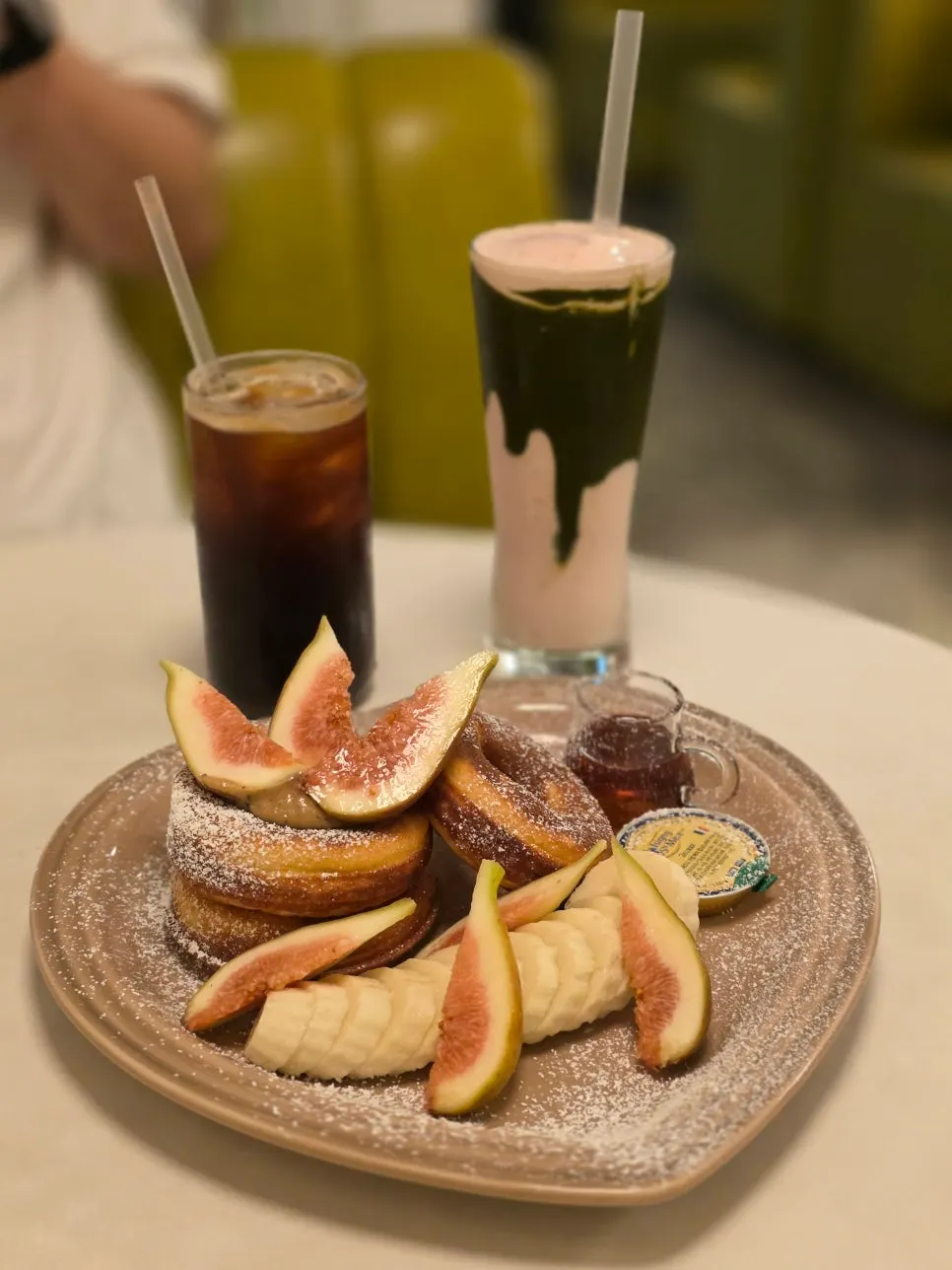 Strawberry matcha shake con base de fresa y matcha encima