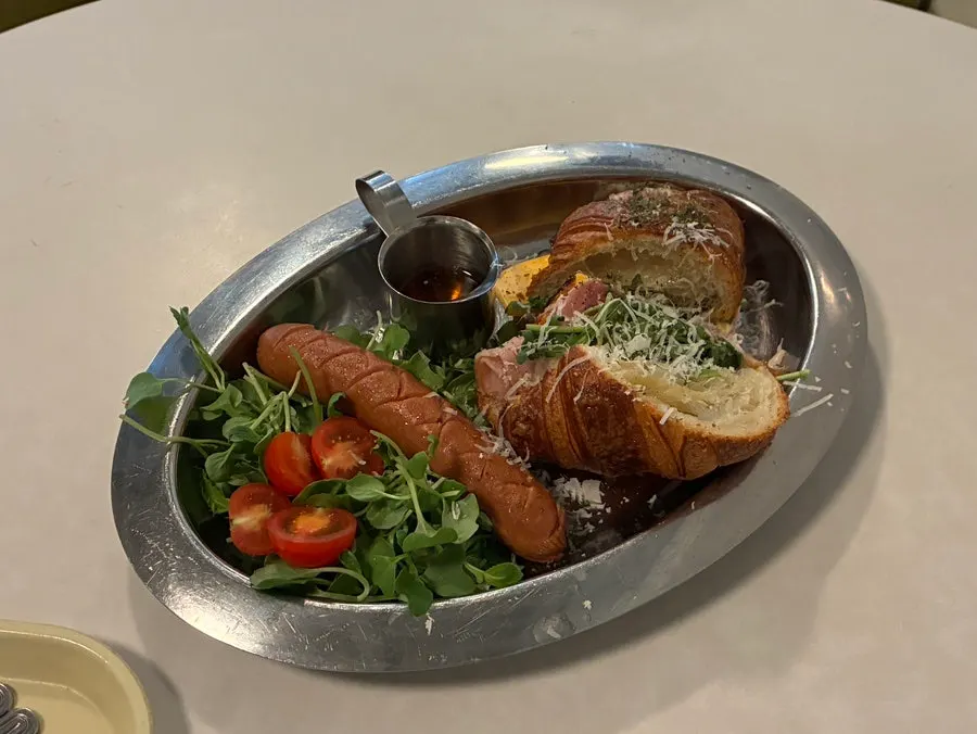 큼직한 크로와상에 잠봉이 들어간 메뉴