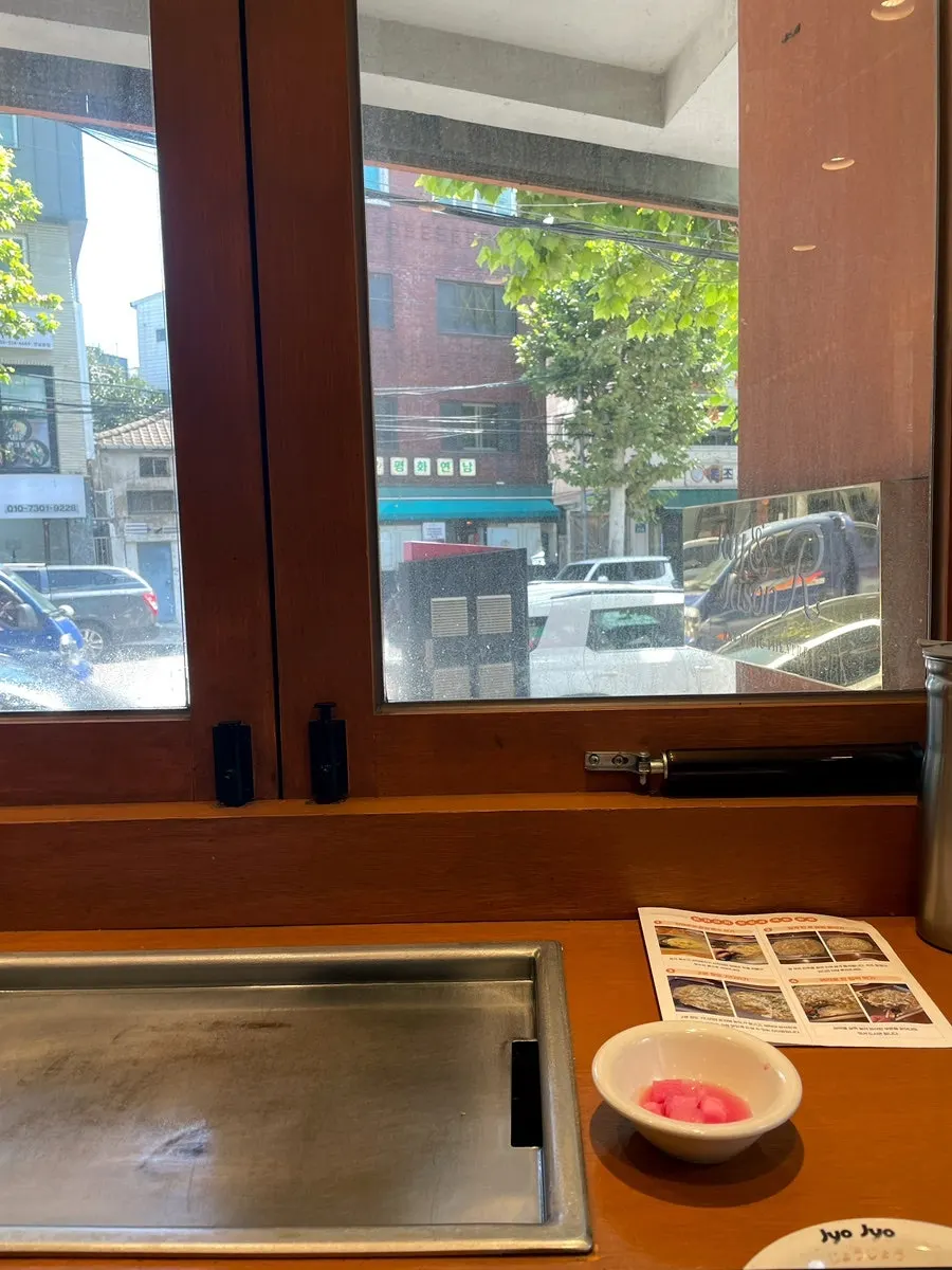 テーブル鉄板が用意されたJojo Yeonnam Branchの店内