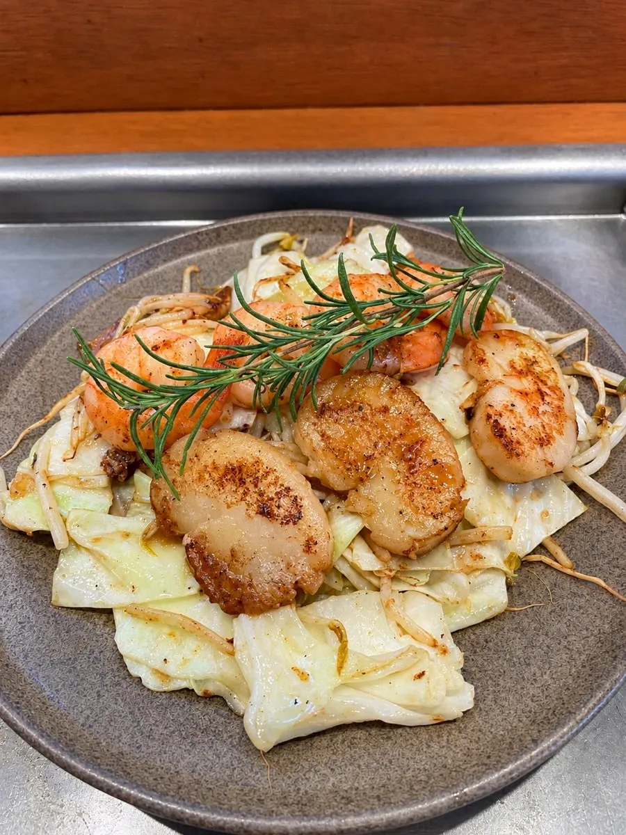 豚肉と野菜を添えた焼きそば
