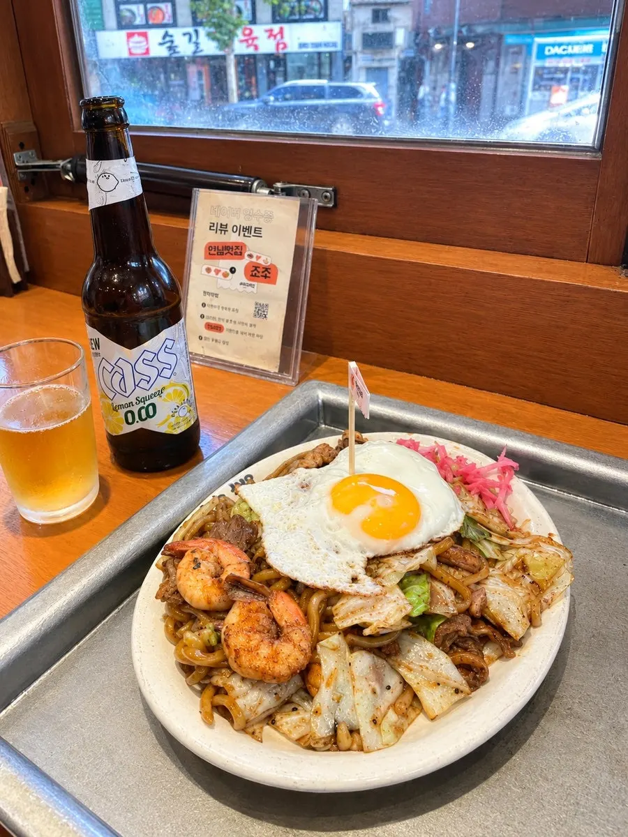 キャベツともやしを添えた海鮮鉄板料理