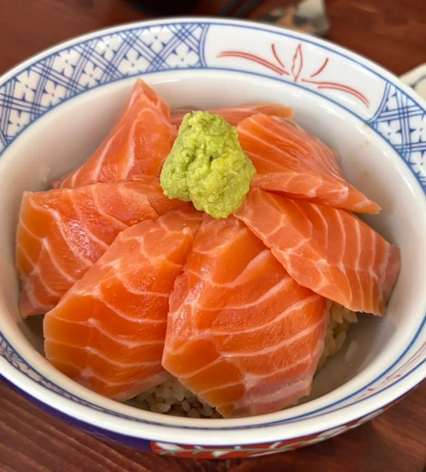 厚みのあるサーモンがのったサケ丼