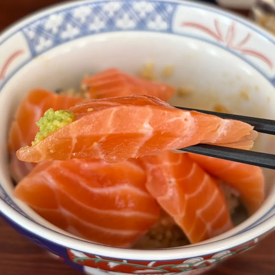 サケ丼のサーモンの厚みがわかるクローズアップ