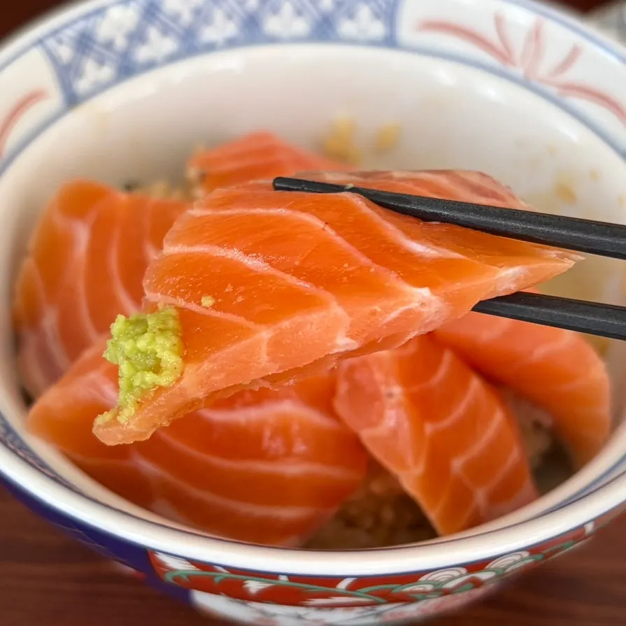 わさびを添えたサケ丼
