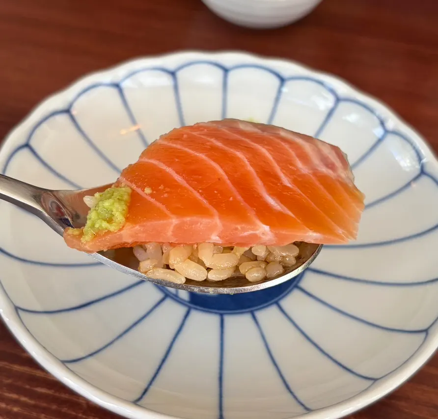 ご飯にサーモンとわさびをのせた一口