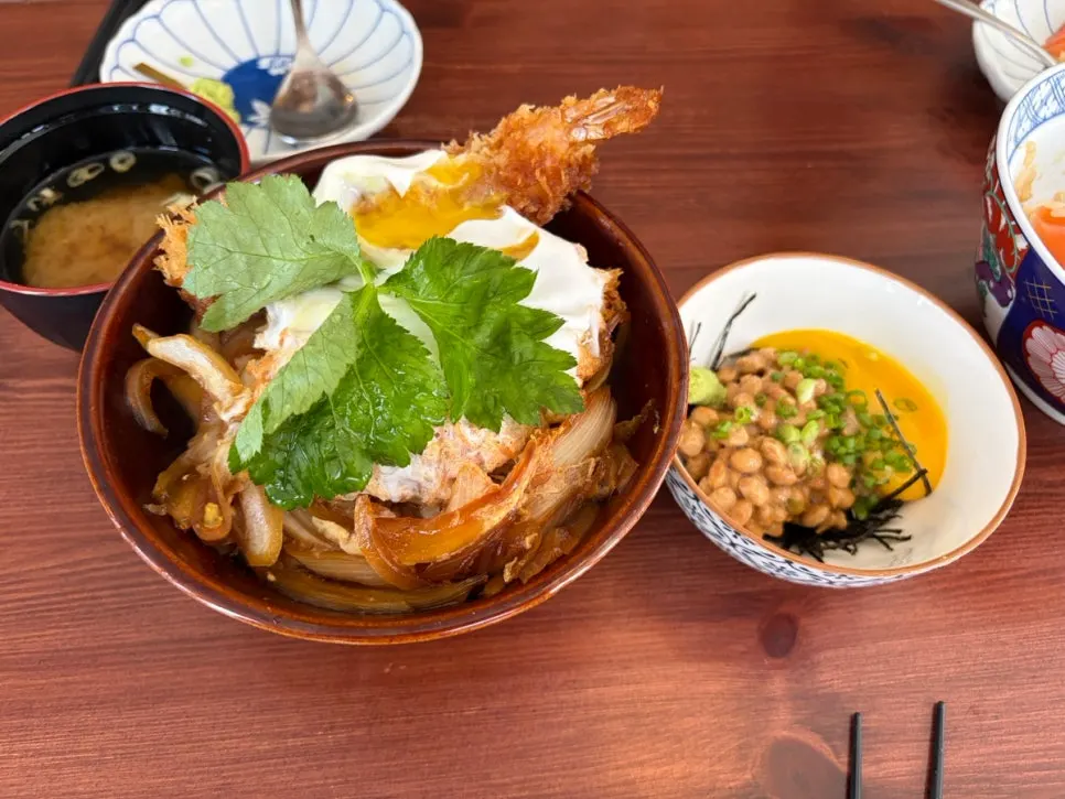 ミックスかつ丼と納豆が並んだ食卓