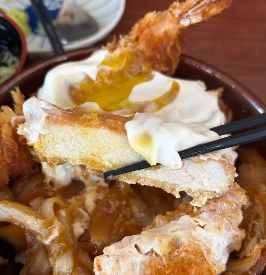 厚みのあるとんかつがのったミックスかつ丼