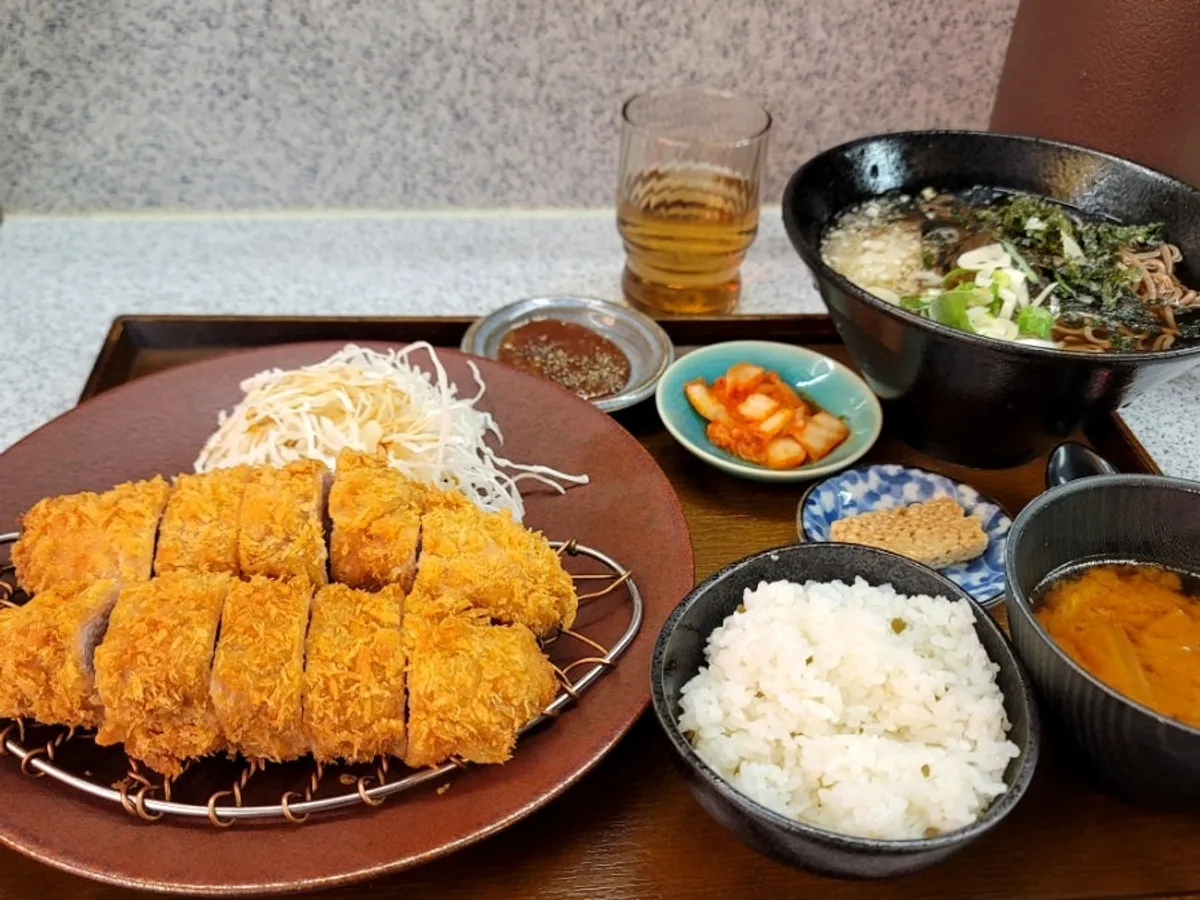 Tray filled with the hirekatsu solo set