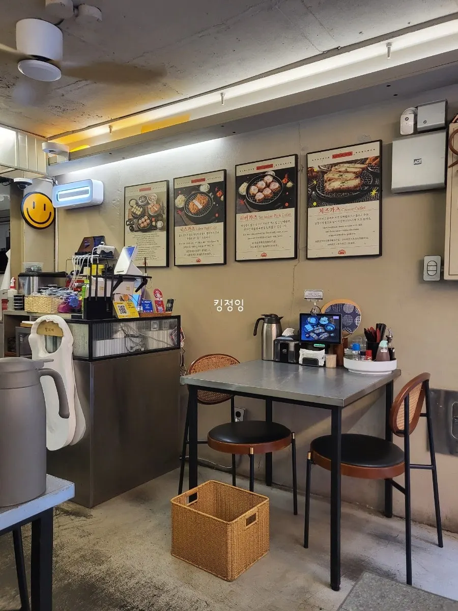 카츠몬스터 연남본점 내부 좌석