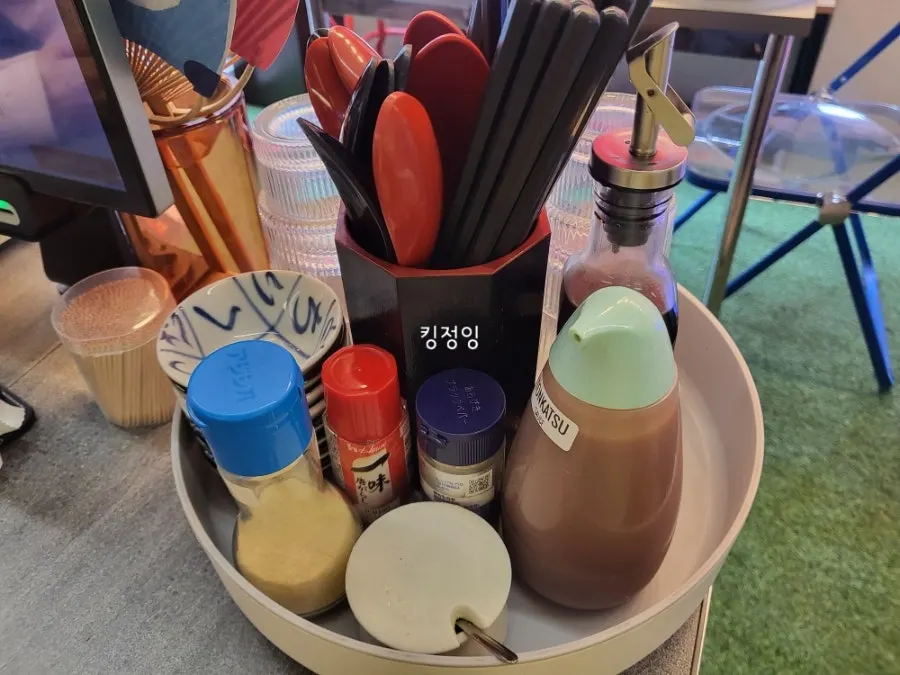 테이블 위 각종 소스와 물