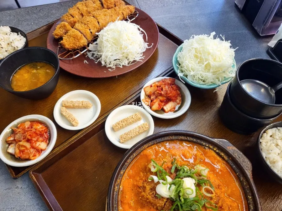 테이블에 차려진 돈가스 두 가지 메뉴