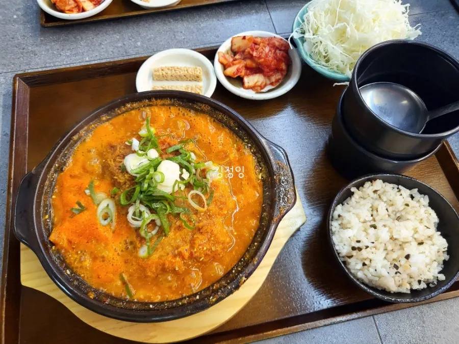 보글보글 끓는 김치나베카츠
