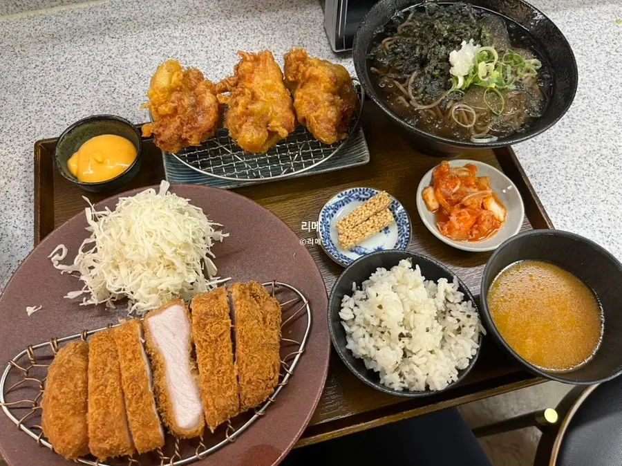 로스카츠 냉모밀 1인세트와 치킨가라아게 한 상